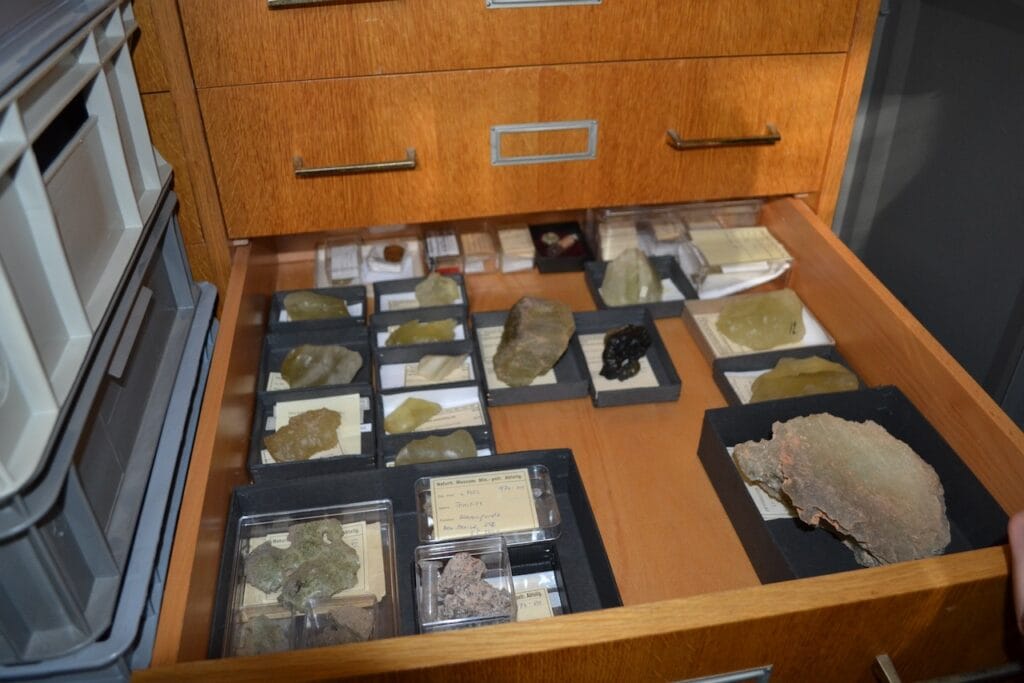 saharagems meteorite collection museum vienna 12